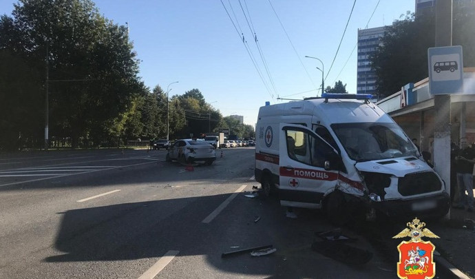 Скорая помощь и такси столкнулись в Подольске, пострадали три человека