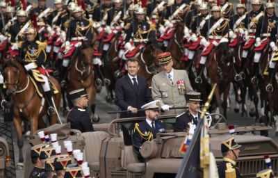 Президента Франции освистали во время военного парада