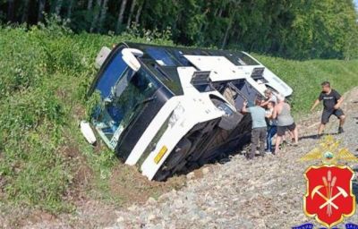 Пьяный водитель опрокинул автобус с людьми на федеральной трассе "Сибирь"