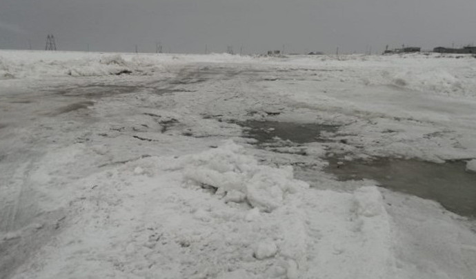 В Якутии снегоход с пассажирами провалился под воду