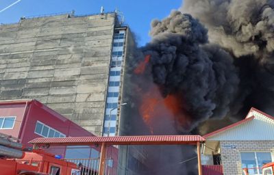 Начат разбор завалов на месте сгоревшего мебельного комбината в Барнауле