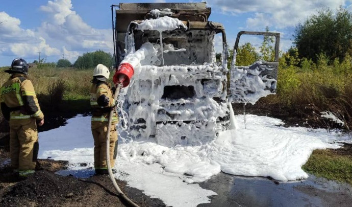 В Нижегородской области водитель самосвала сгорел в машине, задев провода