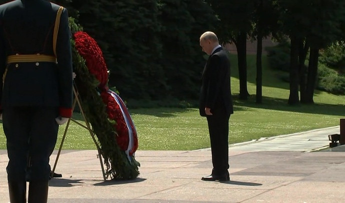 Путин возложил венок к Могиле Неизвестного Солдата