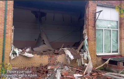 Потолок и часть стены рухнули в приморской школе