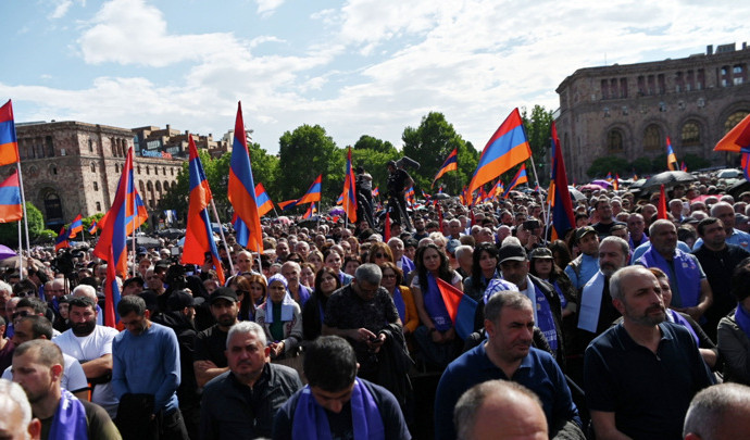 У здания МИД Армении произошли стычки митингующих с полицией