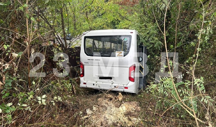 Автобус съехал с трассы после ДТП в Сочи, есть пострадавшие