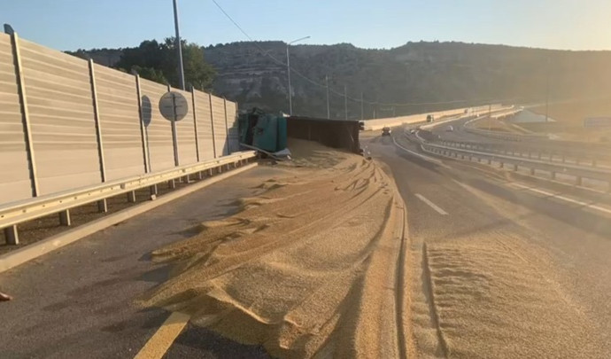 Трассу в Крыму засыпало зерном после ДТП