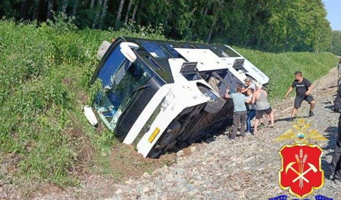 Пьяный водитель опрокинул автобус с людьми на федеральной трассе 