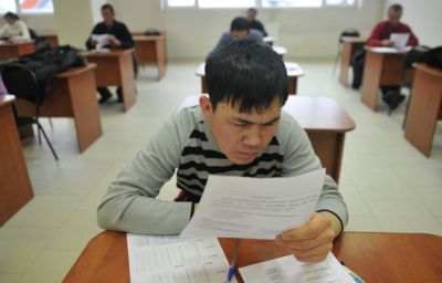 Рособрнадзор проверит 13 вузов, в которых проводят экзамены для мигрантов