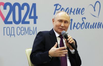 Путин назвал Россию "семьей семей"