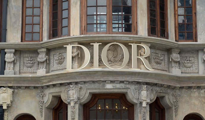 Dior отказался от Беллы Хадид и разозлил пользователей соцсетей