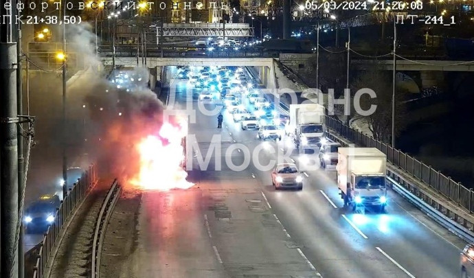 В центре Москвы загорелся грузовик 