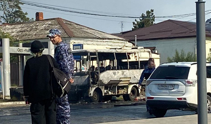 Водитель вывел пассажиров из вспыхнувшего автобуса в Темрюке