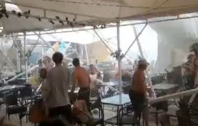 Ураган разнес летнее кафе с посетителями на Алтае