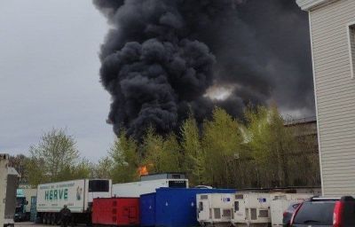 Склад с деревянными поддонами загорелся в Санкт-Петербурге