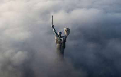 В Киеве на монументе "Родина-мать" демонтируют герб СССР