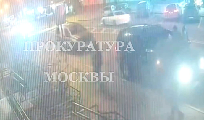 Момент ограбления со стрельбой в центре Москвы попал на видео