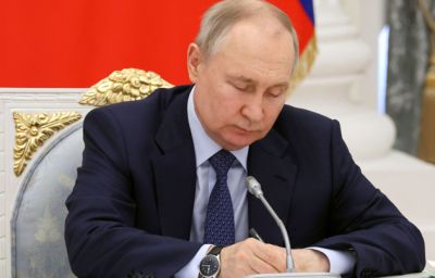 Путин поручил кабмину продумать проведение спортивных парадов на Красной площади