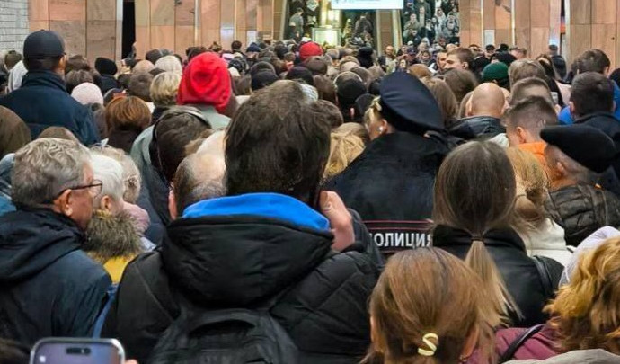 Очередь возникла на выходе со станции метро 