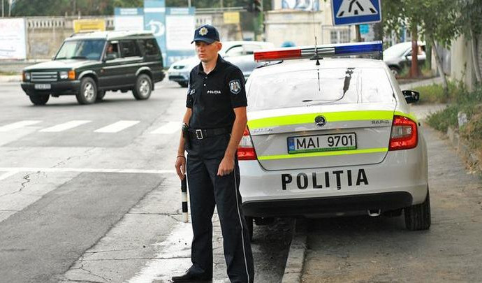 В Кишиневе задержали водителя, врезавшегося в ворота посольства РФ