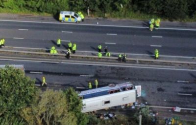 Водитель и ребенок погибли в аварии с участием школьного автобуса в Англии