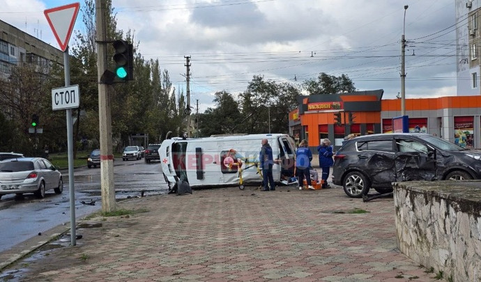 Пять человек из машины скорой помощи пострадали в ДТП в Керчи