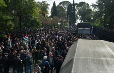 РИА Новости: митингующие в Абхазии возвращают военную технику Минобороны - Новости на Вести.ru