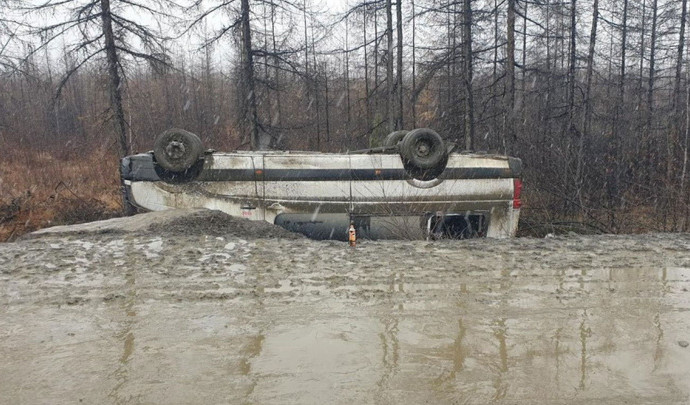 Автобус с 16 пассажирами перевернулся на трассе 