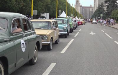 Десятки уникальных автомобилей проехали по улицам Москвы