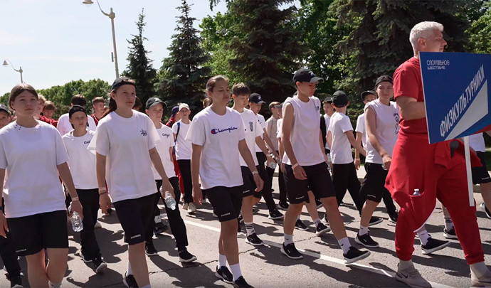 Более двух тысяч человек приняли участие в спортивном параде на ВДНХ