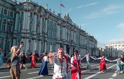 "Первый космический хоровод" закружил людей на Дворцовой площади в Петербурге