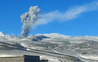 Выброс пепла высотой до 2,5 км зафиксирован на курильском вулкане Эбеко