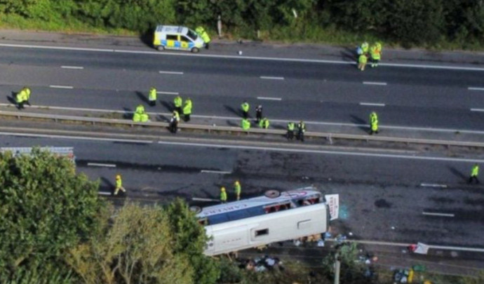 Водитель и ребенок погибли в аварии с участием школьного автобуса в Англии