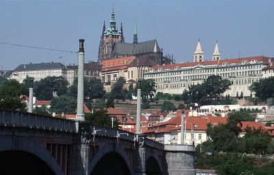 Мужчину, пришедшего к дипмиссии РФ в Праге с горючим веществом, передали врачам