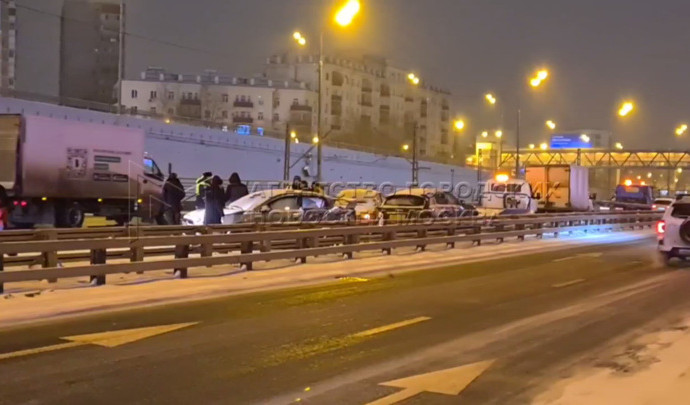 Из-за снегопада в Москве на ТТК столкнулись не меньше 16 машин