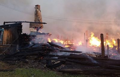 Женщина погибла во время масштабного пожара в уральском селе