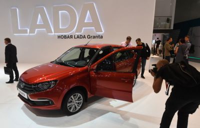 Ослабление рубля может повысить цену автомобилей Lada