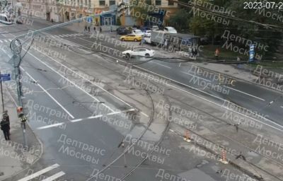 В центре Москвы водитель Maserati сбил человека и врезался в дом