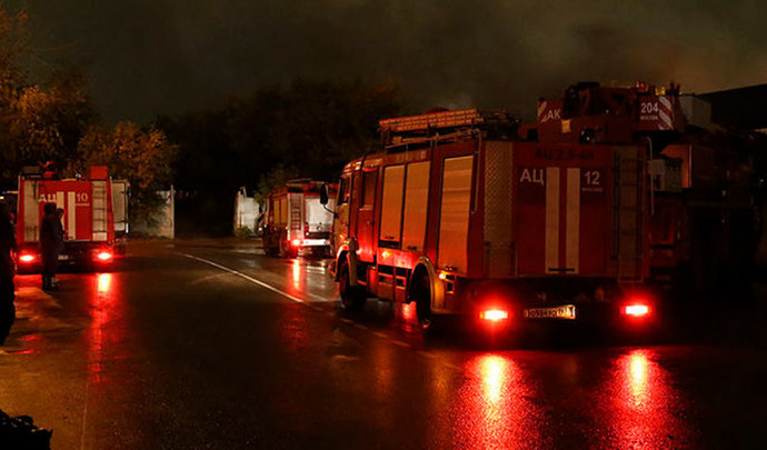 Пожар в автосервисе на улице Фучика в Петербурге ликвидирован