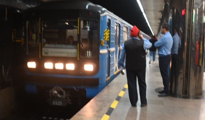 Мужчина погиб под поездом в метро Екатеринбурга