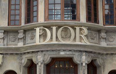 Dior отказался от Беллы Хадид и разозлил пользователей соцсетей