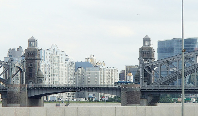 В Петербурге открыли движение по отремонтированному Большеохтинскому мосту