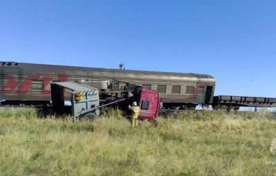 Водитель фуры погиб после столкновения с поездом под Самарой