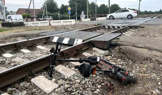 Попавшая под электричку электросамокатчица отделалась травмами