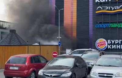 В подмосковном ТЦ полностью сгорел автомобиль