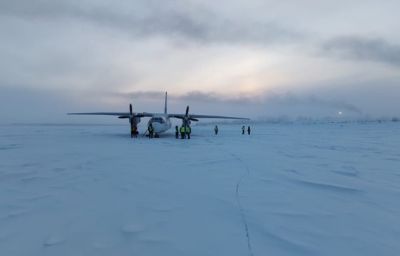 Пассажирский самолет в Якутии приземлился вне взлетно-посадочной полосы