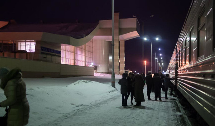 Автокран разбил окна и повредил три вагона пассажирского поезда