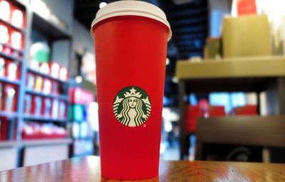 Ведущую новостей в Турции уволили из-за стаканчика Starbucks