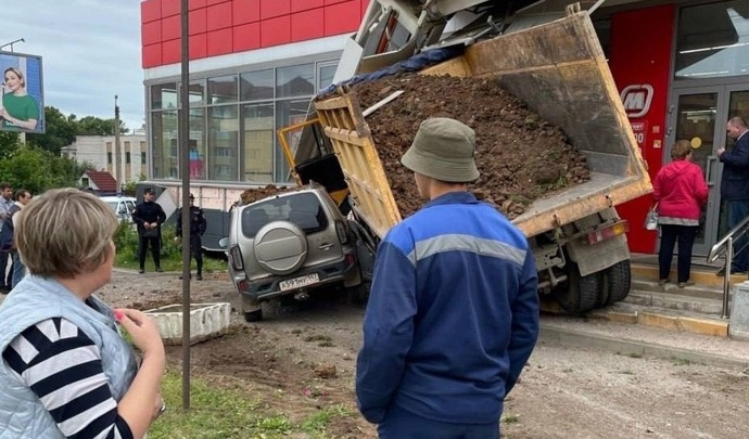 В Ленобласти самосвал влетел в стену супермаркета