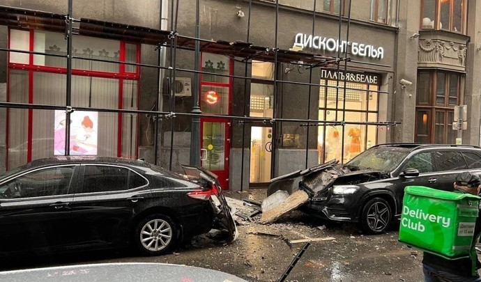 Кусок фасада рухнул на внедорожник в Москве